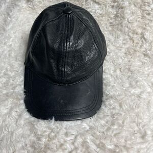 Echtes Leder leather Black Baseball Cap with adjustable Velcro back strap.